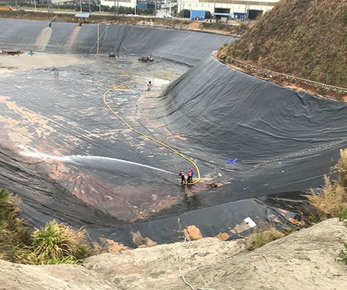 黄浦废水池清理