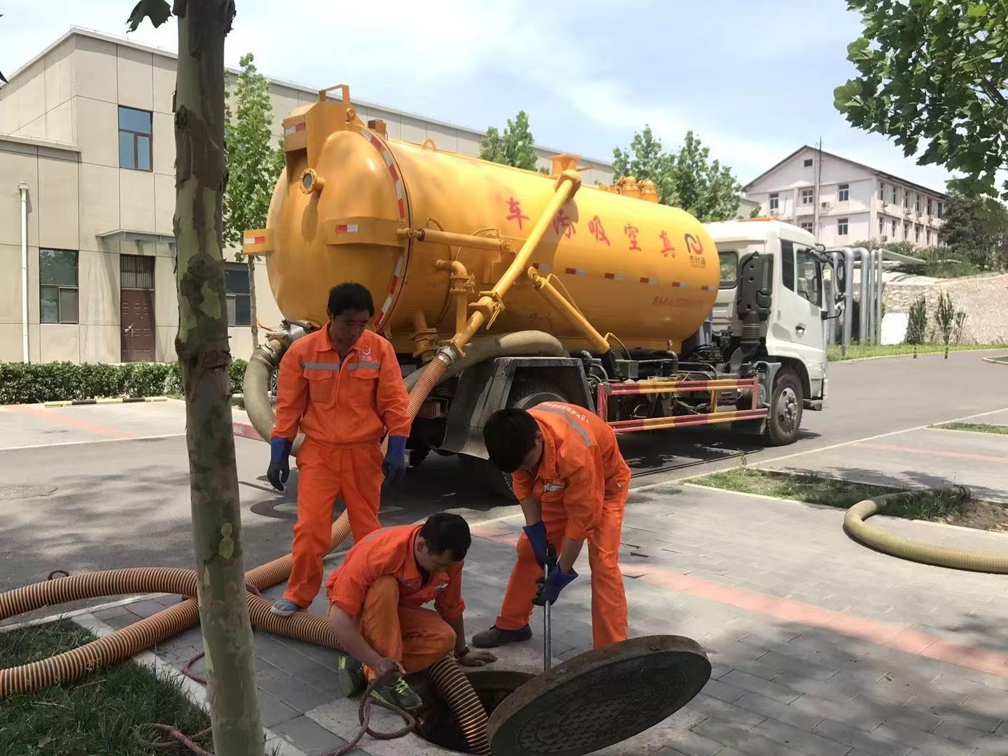 黄浦管道疏通车停在窨井附近