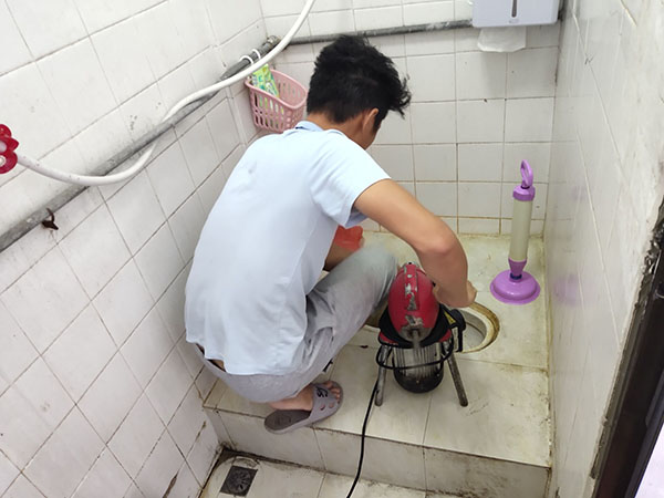 黄浦管道堵塞冒臭气 专业师傅现场解决问题